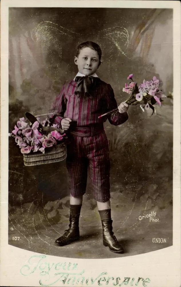 Menino com terno listrado segurando um cesto de flores — Feliz Aniversário — Oricelly Fot. UNION, n°107 - Frente