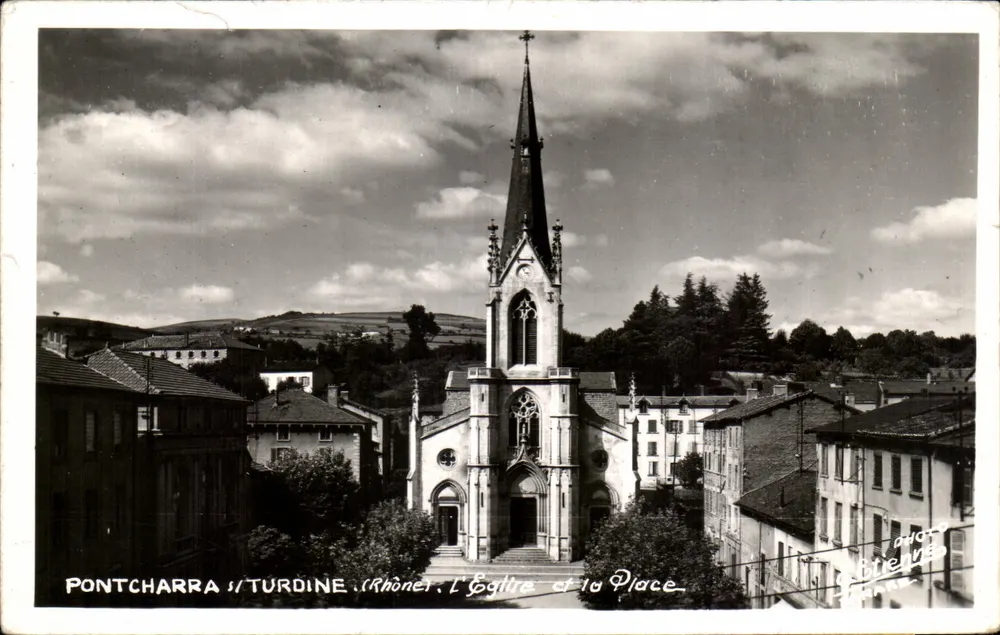 Pontcharra-sur-Turdine (Rhône). Die Kirche und die Place — Obtiens - Vorderseite