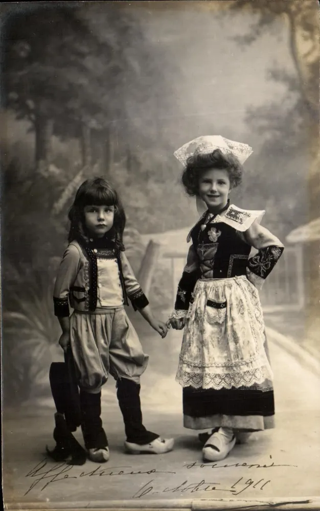 Dois crianças em trajes folclóricos — fotografia de estúdio — W. Attie, 1911 - Frente