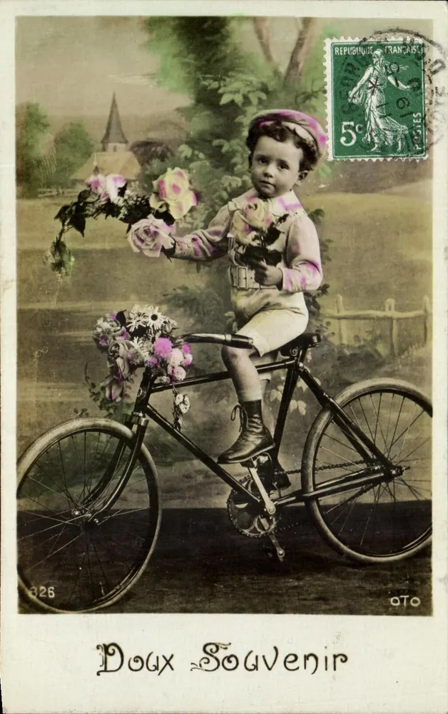 Criança em bicicleta — com buquê de rosas — editor OTO, n°326 - Frente