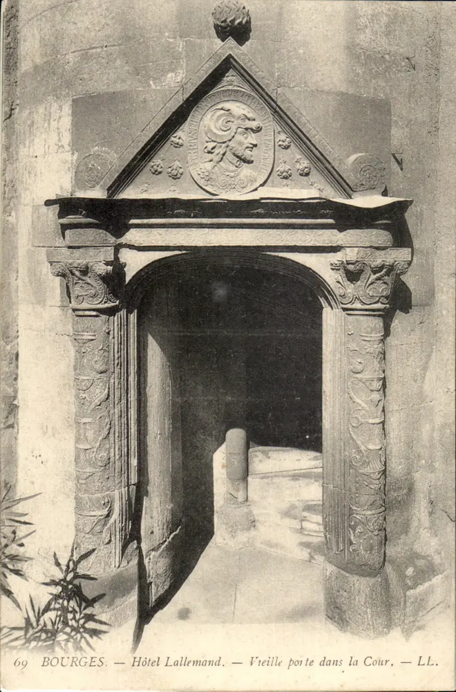 Bourges — Hôtel Lallemant — Vieille porte dans la Cour — LL. — N° 69 - Vorderseite