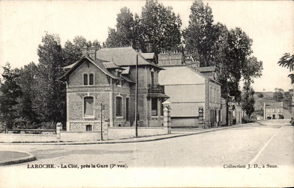 Laroche - A Cidade, perto da Estação (3ª vista) — Coleção J. D., em Sens - Frente