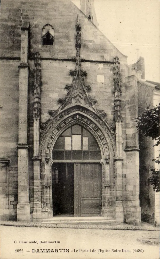 Dammartin - Ansicht des Portals der Kirche Notre-Dame (1480) — G Caminade, n° 1022 - Vorderseite