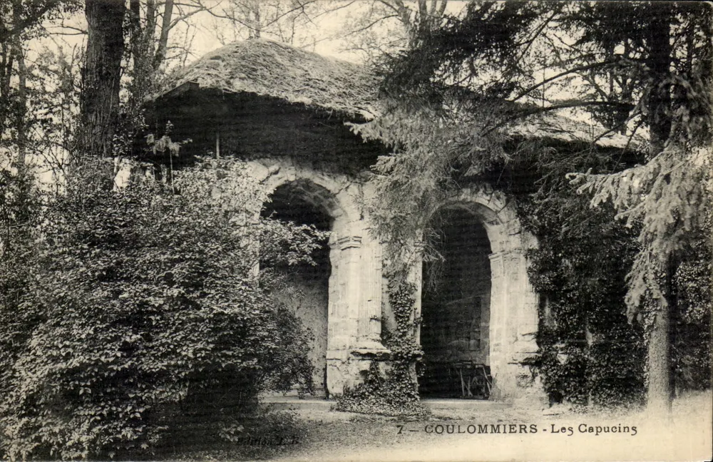 Coulommiers - Os Capuchinhos — Ruínas cobertas de vegetação — Editor L. B. n°7 - Frente