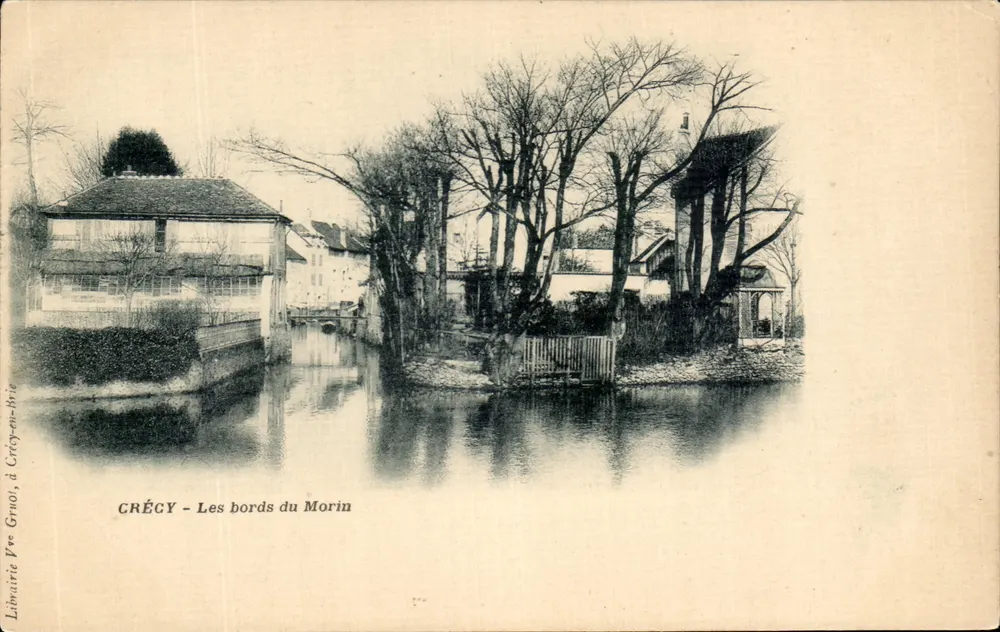 Crécy - Les bords du Morin — vue des berges du fleuve avec bâtiments et arbres nus, éditeur Librairie Imprimerie Crécy-en-Brie - Frente