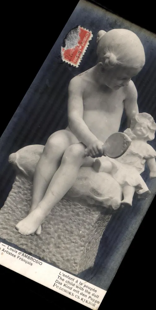 Das Kind mit dem Puppen — Skulptur von Louis d'Ambrosio — Verlag Artistes Français - Vorderseite