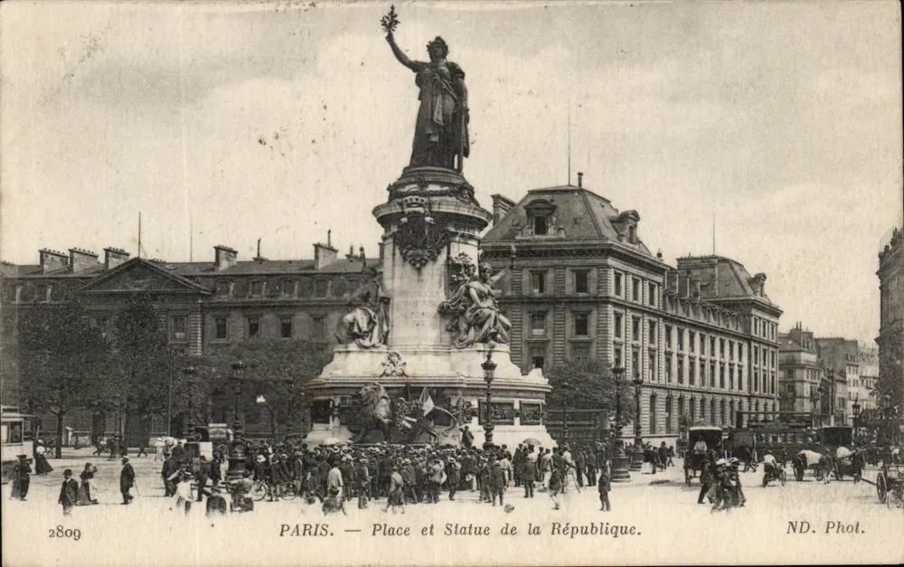 Paris — Praça e Estátua da República — ND. Fot. - Frente