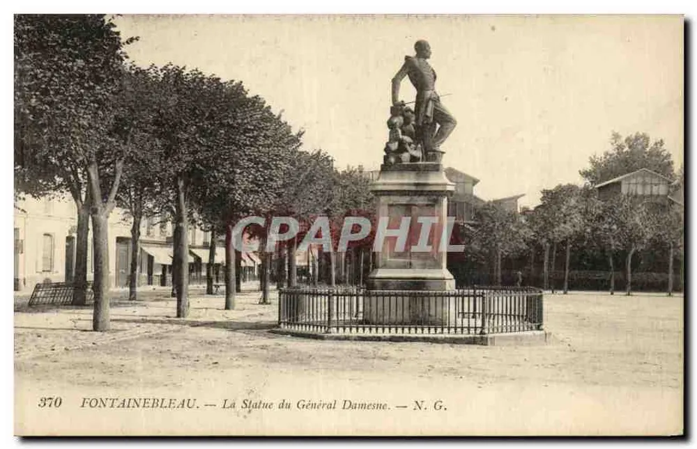 Fontainebleau — A Estátua do Geral Damesne — N.G. - Frente
