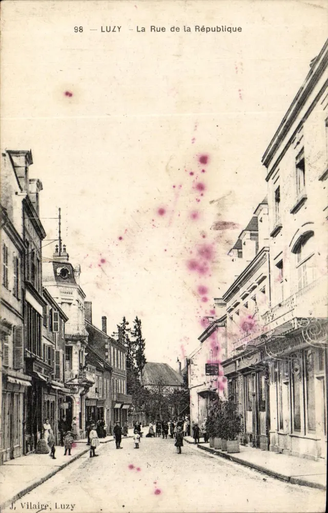 Luzy — La Rue de la République — J. Vilaire, Luzy, n°98 - Frente