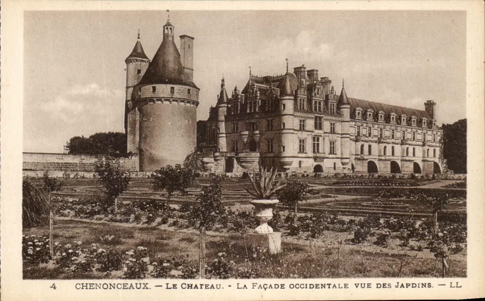 Chenonceaux — Das Schloss — Die westliche Fassade aus den Gärten gesehen — LL - Vorderseite