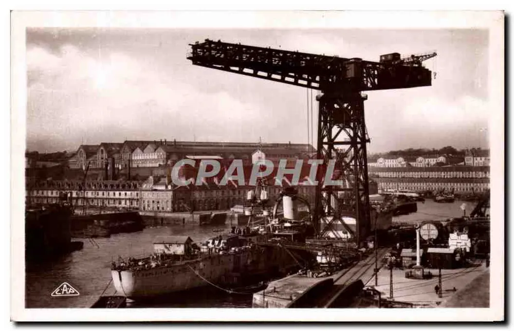 Brest - Kreuzer im Waffenarsenal unter der Krane des Arsenal — Real Photo Strasbourg Nr. 18 - Vorderseite