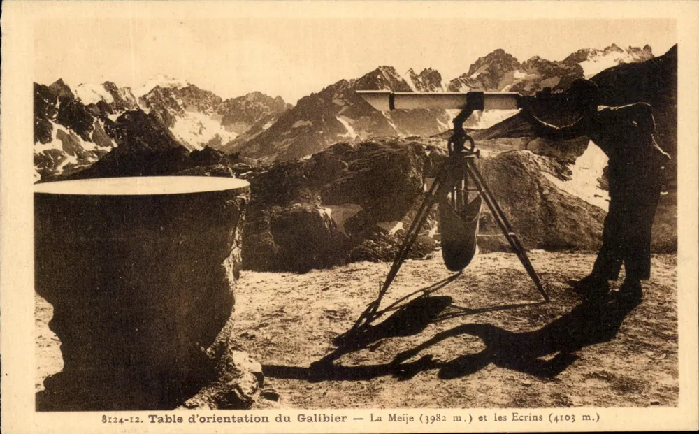 Orientierungstafel des Galibier — La Meije (3982 m.) und die Ecrins (4103 m.) — Restaurant du Galibier - Vorderseite