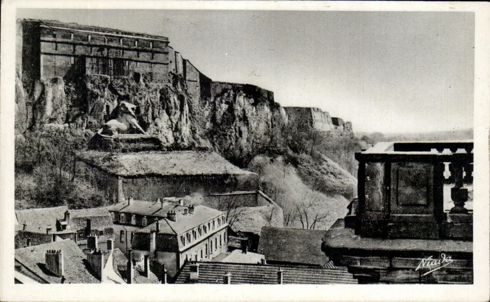Der Löwe, gesehen von den Türmen von Saint-Christophe — Belfort — H. Adain, Operator - Vorderseite