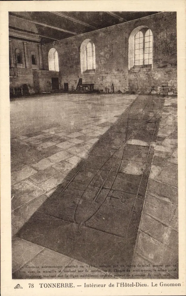 Tonnerre — Innenansicht des Hôtel-Dieu. Der astronomische Gnomon aus dem Jahr 1785. - Vorderseite