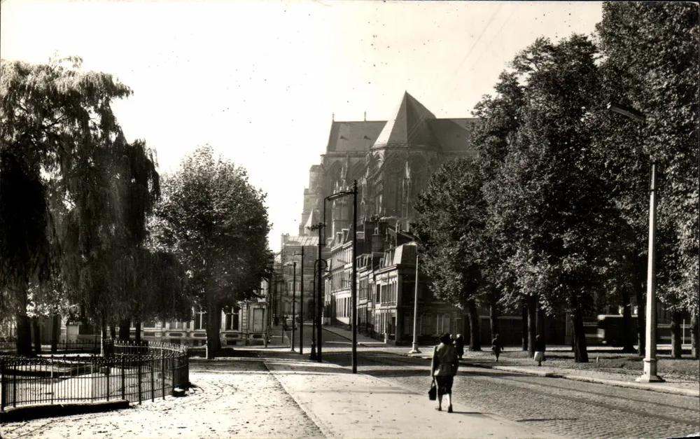 Saint-Quentin — vue de la cathédrale et de l'avenue de Remincourt — éditeur SAINT-QUENTIN (Aisne) - Vorderseite