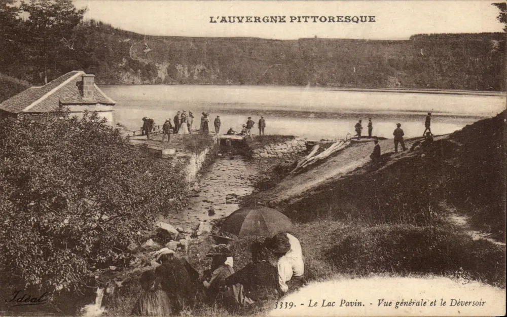 See Pavin — Allgemeiner Blick und der Spillway — L'Auvergne pittoresque, Verlag Ideal, Nr. 3339 - Vorderseite