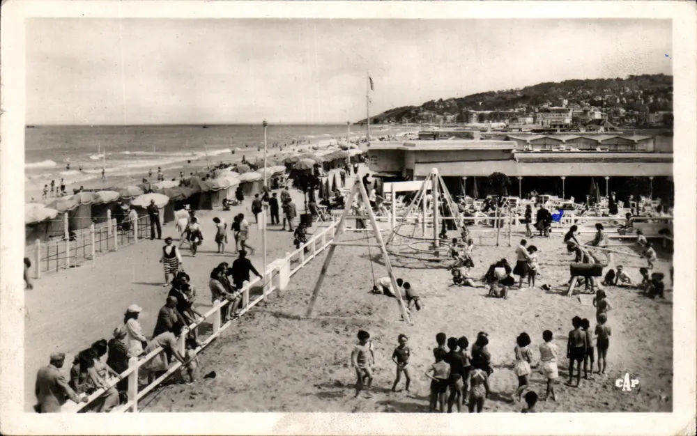 Strand von Deauville — Kinder-Spiele und Badegänger — CAP - Vorderseite