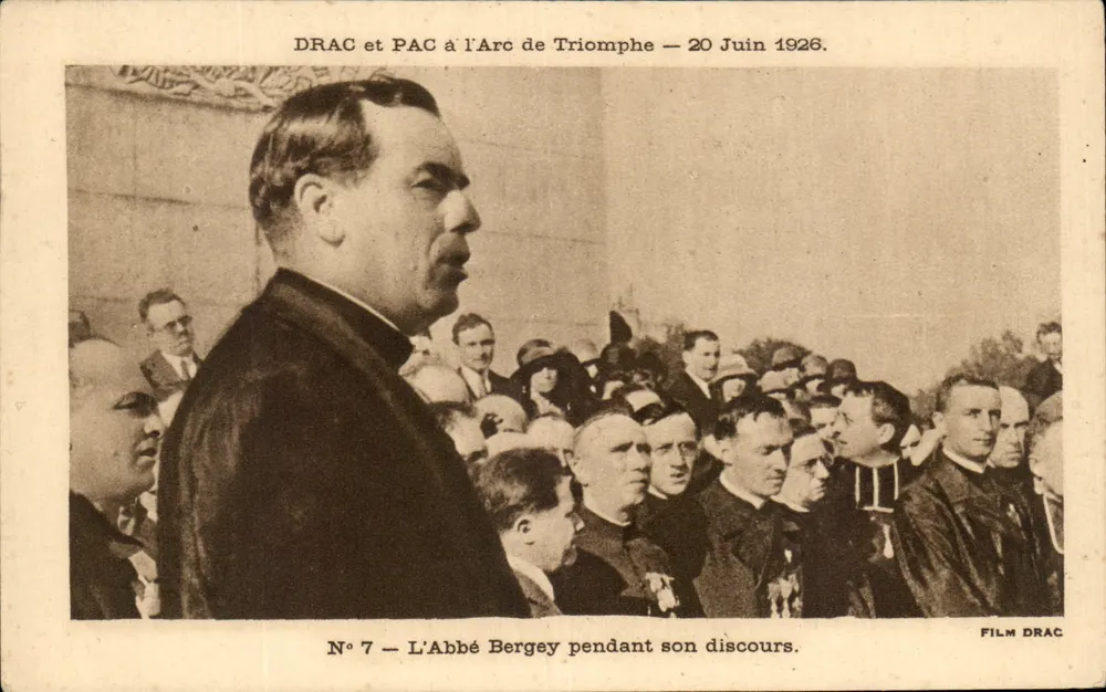 Der Abbé Bergey am Arc de Triomphe — 20. Juni 1926 — Film Drac, n°7 - Vorderseite