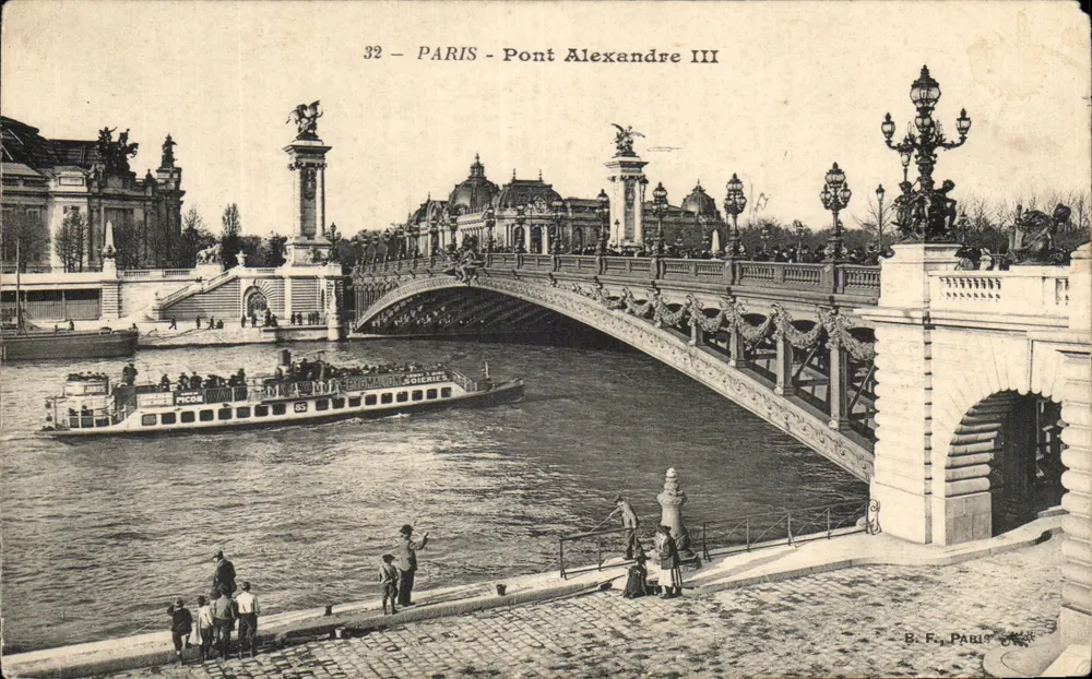 Paris - Pont Alexandre III — vue du pont orné de statues et d'un bateau sur la Seine, éditeur B.F. PARIS, n° 32 - Frente