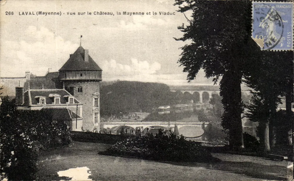 Laval (Mayenne) — Ansicht des Schlosses, der Mayenne und des Viaduks — Verlag: La Poste (gedruckt auf der Karte) - Vorderseite