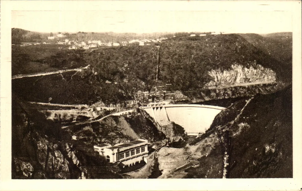 Der Staudamm und die Wasserkraftanlage von MAREGES (Corrèze) — Panoramablick von der Unterseite — Photo G. Bacuet, Neuvy-d'Issel (Corrèze) - Vorderseite