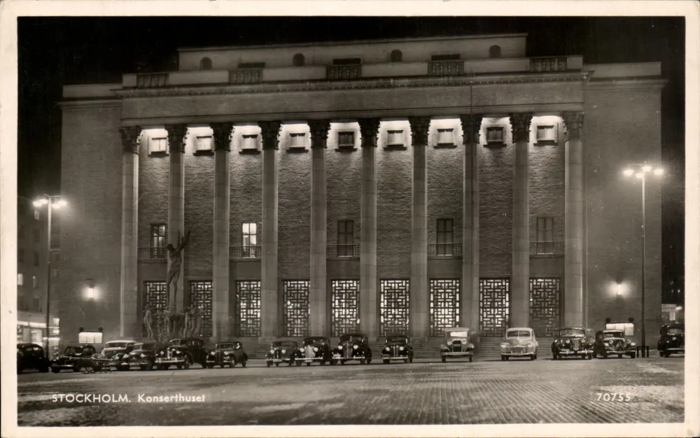 Estocolmo. Konserthuset — vista noturna com carros da época — editor desconhecido, n° 70755 - Frente
