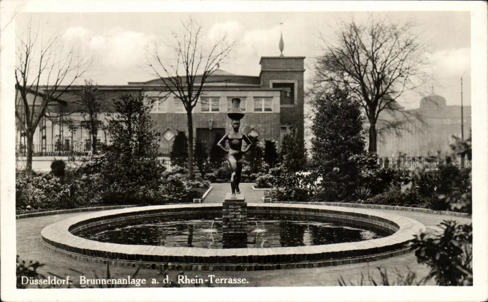 Düsseldorf. Rundbrunnen an der Rheinterrasse — Verlag I. W. H. Nr. 427 - Vorderseite