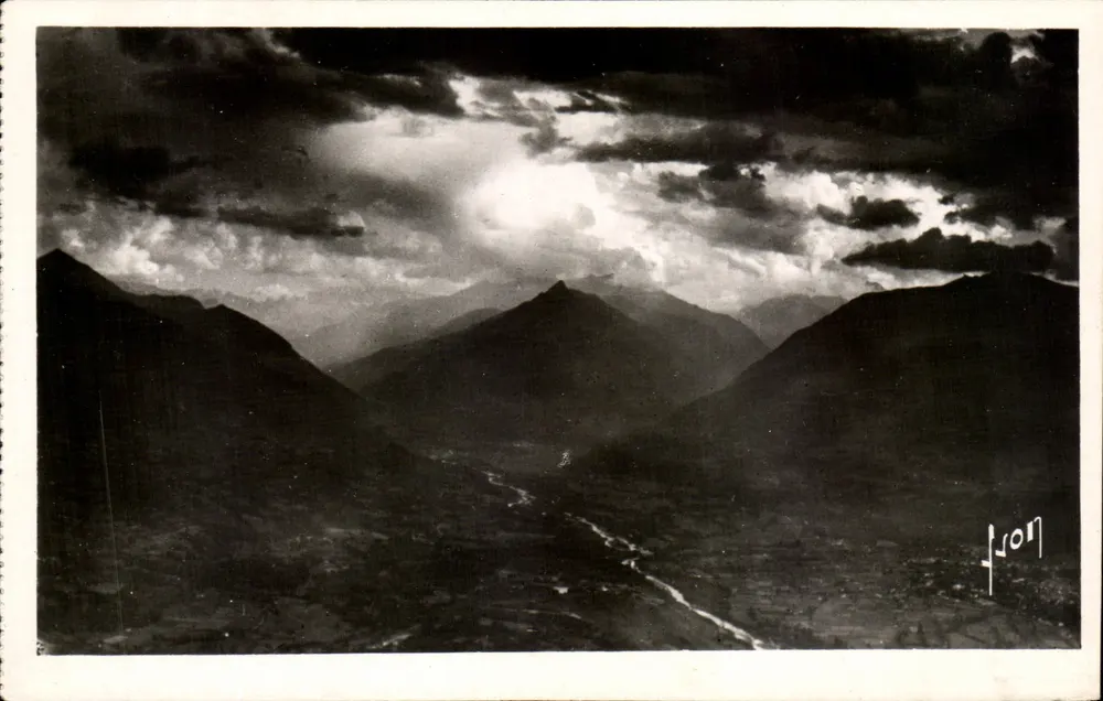Umgebung von Lourdes (Hautes-Pyrénées) — Von Pibeste (Höhe 1400 m) 6 km entfernt — Lichteffekte auf den Bergen und der Talsohle von Argeles — Verlag: Les Éditions d'Art Lyon, Paris - Vorderseite