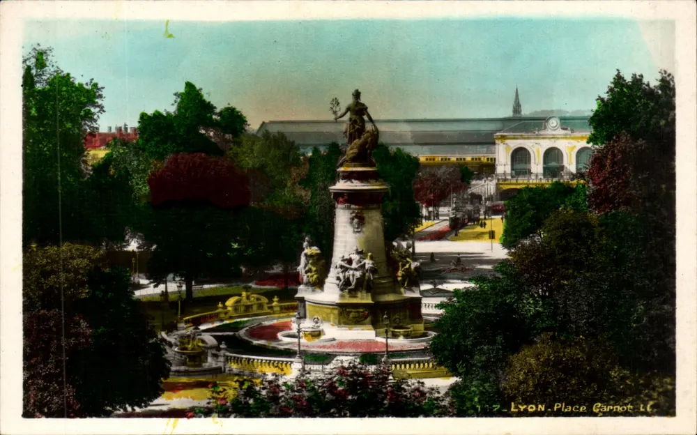 Lyon — Plac Carnot — Centralny monument z statuą i fontanną — wydawca LL - Awers