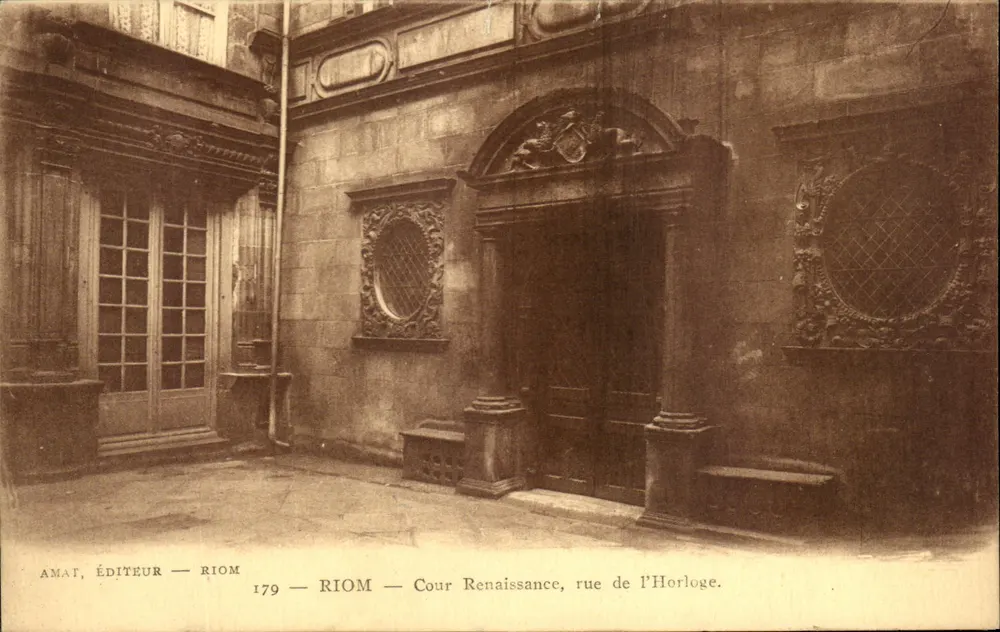 Cour Renascentista, rua da Horloge — Riom — Editor Amat - Frente