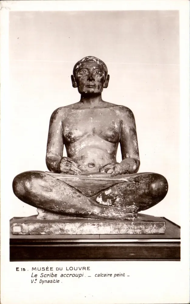 O Escrivão Ajoelhado — estátua em calcaço pintado — Museu do Louvre, Vᵉ Dinastia - Frente