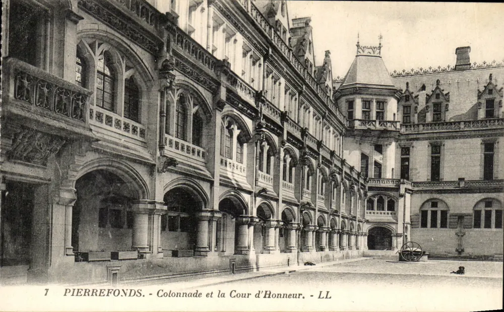 Pierrefonds - Colunata e a Cour d'Honneur - LL - Frente