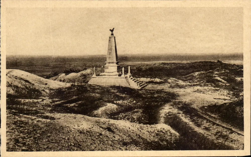 Die Éparges — Denkmal am Gipfel des Eperon für die 12. Division und ihre Gefallenen der Éparges — Ossuar von Douaumont - Vorderseite