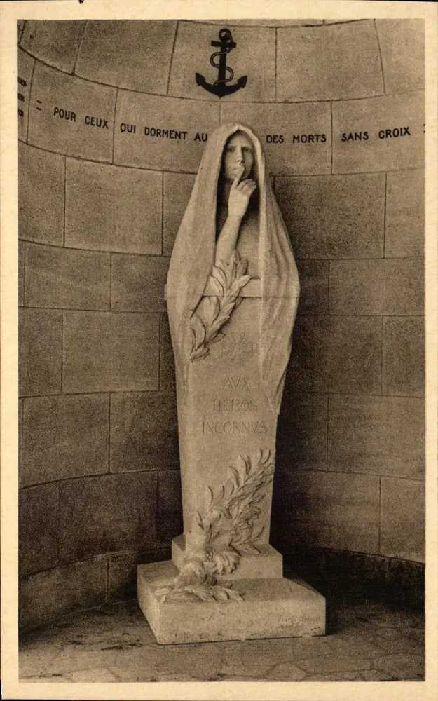 Statue der Resignation — Ossuar von Douaumont — Statue gespendet von Madame Berthe Girardet - Vorderseite