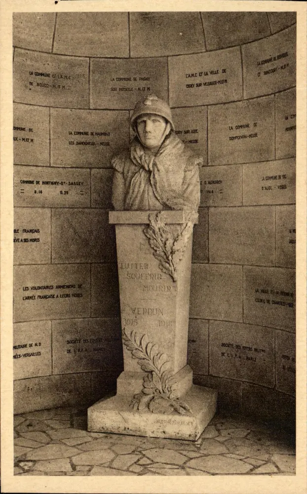 Statue des Poilus von Douaumont — Kämpfen Leiden Sterben 1914-18 — Ossuar von Douaumont - Vorderseite