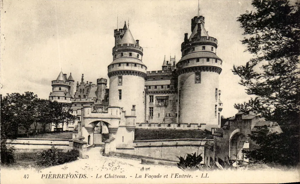 Pierrefonds - O Castelo - A Fachada e a Entrada - LL - Frente