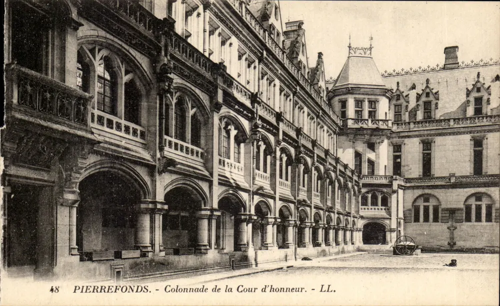 Pierrefonds - Colunata da Cour d'honneur - LL. - Frente
