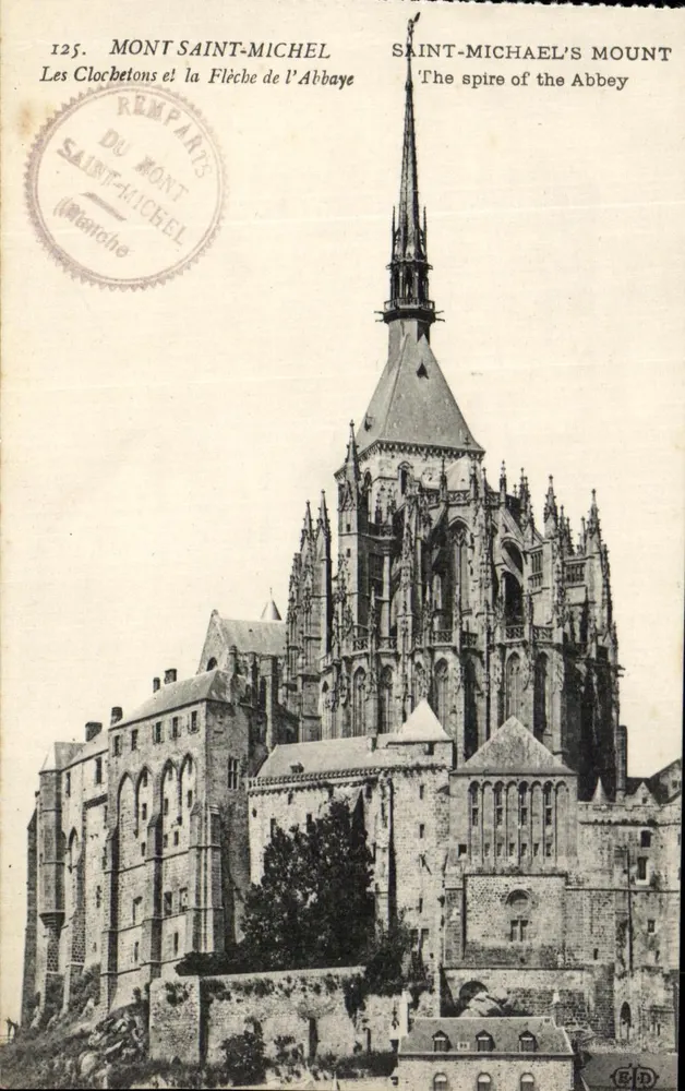 Mont Saint-Michel — Die Glocken und der gotische Turm der Abtei — Mauern des Mont Saint-Michel - Vorderseite