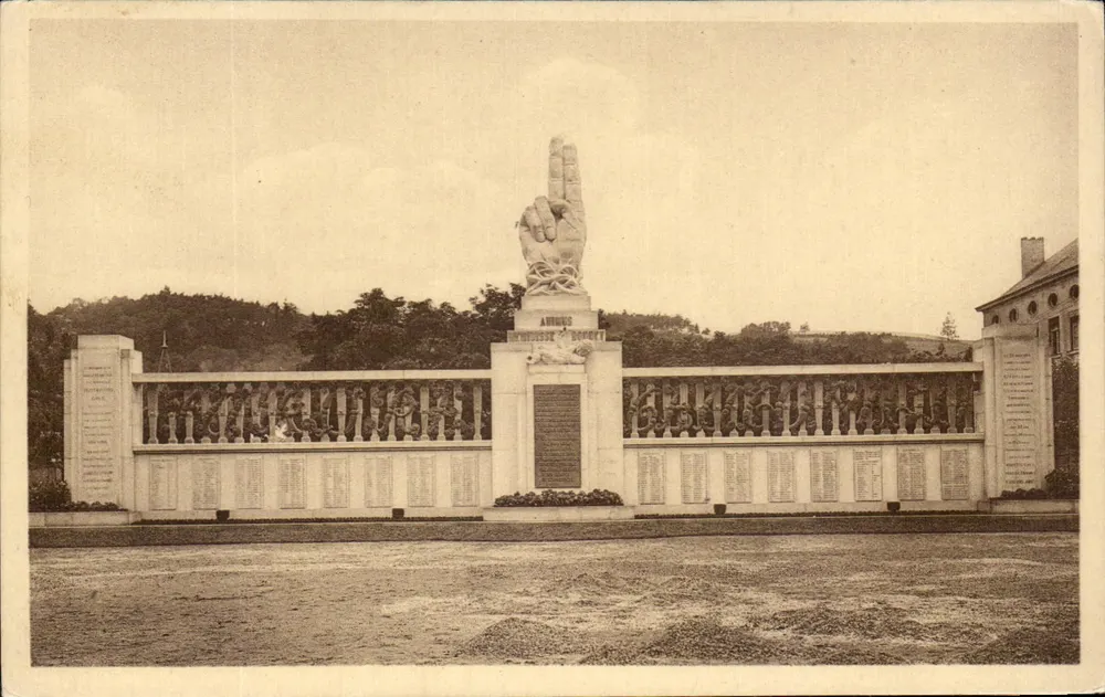 Dinant — Monumento nacional em memória dos 23.700 mártires civis da Bélgica — 1914-1918 — Escultor P. de Soete - Frente