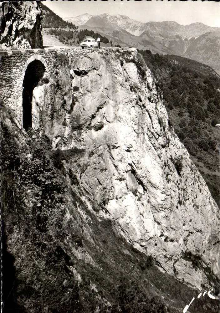 Col d'Aubisque — Vista panorâmica com carro e arco — Ed. JOVE, Pau (B.P.) - Frente