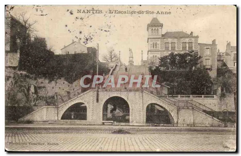 NANTES. L'Escalier de Ste-Anne — vue du pont à trois arches et du bâtiment en arrière-plan — Phototypie Vassellier, Nantes - Frente