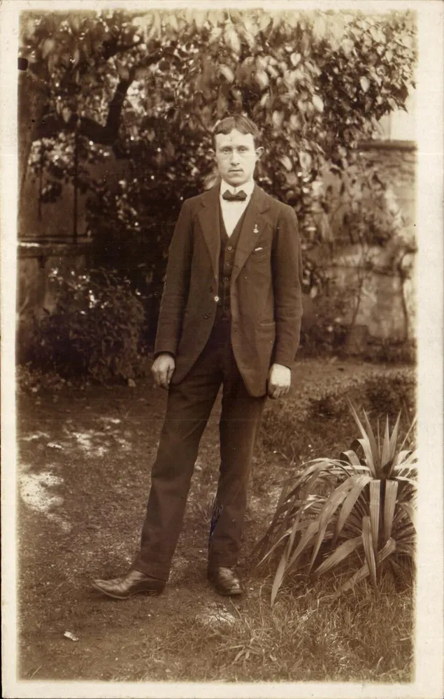 Retrato de um jovem em traje — editor desconhecido, número de série não visível - Frente