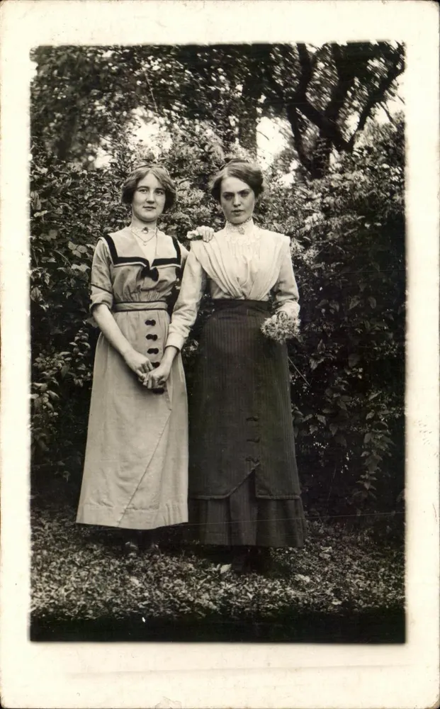 Zwei junge Frauen — Garten — anonyme Karteikarte - Vorderseite