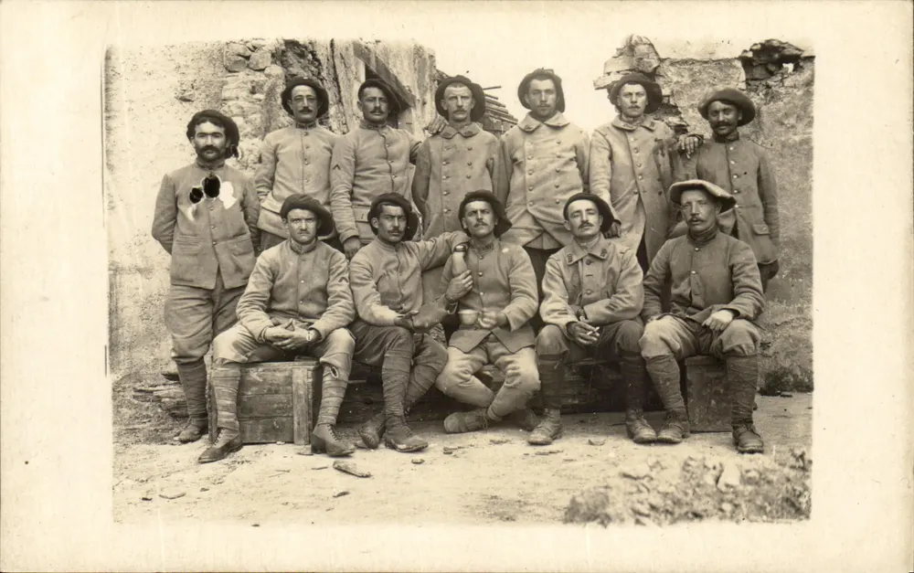 Gruppe Soldaten — in militärischer Uniform — Ansichtskarte vom 24. Juli 1910 - Vorderseite