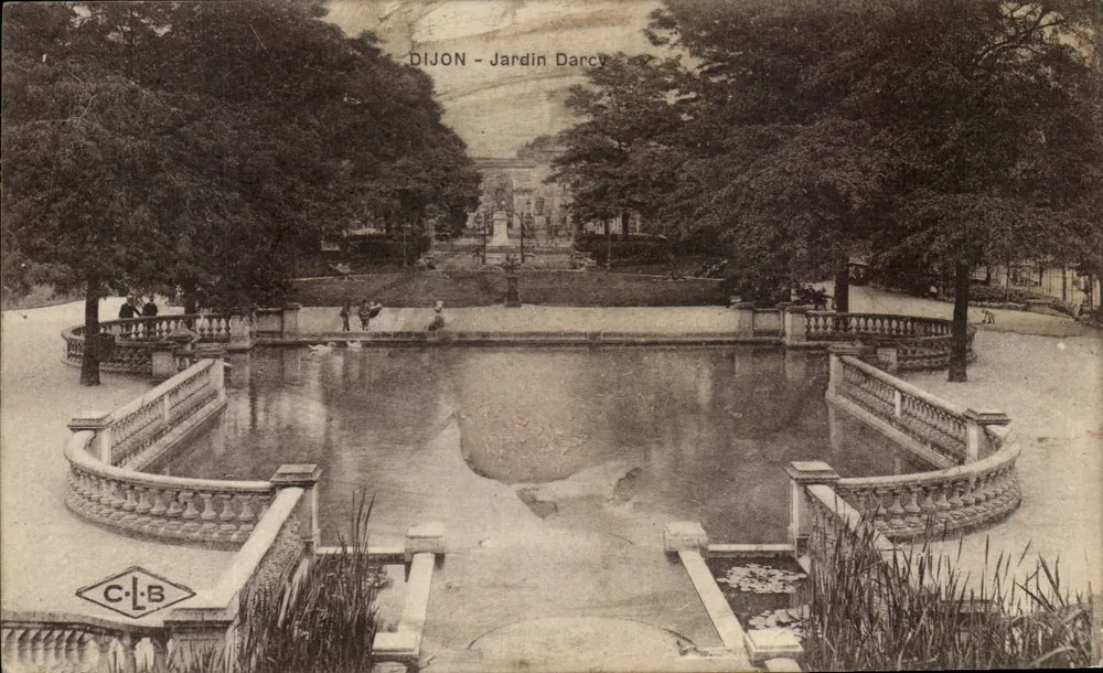 Dijon - Jardin Darcy — vue de la fontaine avec balustrades et statue au fond, éditeur C.-L.-B. - Frente