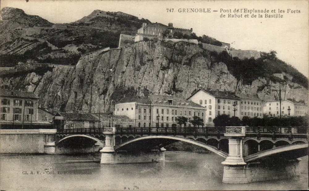 Grenoble — Brücke Esplanade und die Festungen Rabot und Bastille — Cl. A. V. Coll. E. P. Grenoble - Vorderseite
