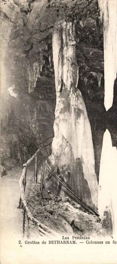 Grutas de BETHARRAM — Colunas em forma de estalactitas — Os Pirineus - Frente