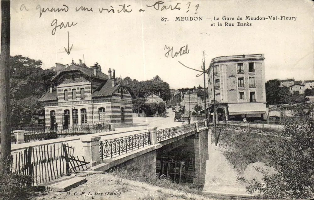 Meudon-Val-Fleury — A Estação e a Rua Banès — M. C. F. L. Issy (Séine) - Frente