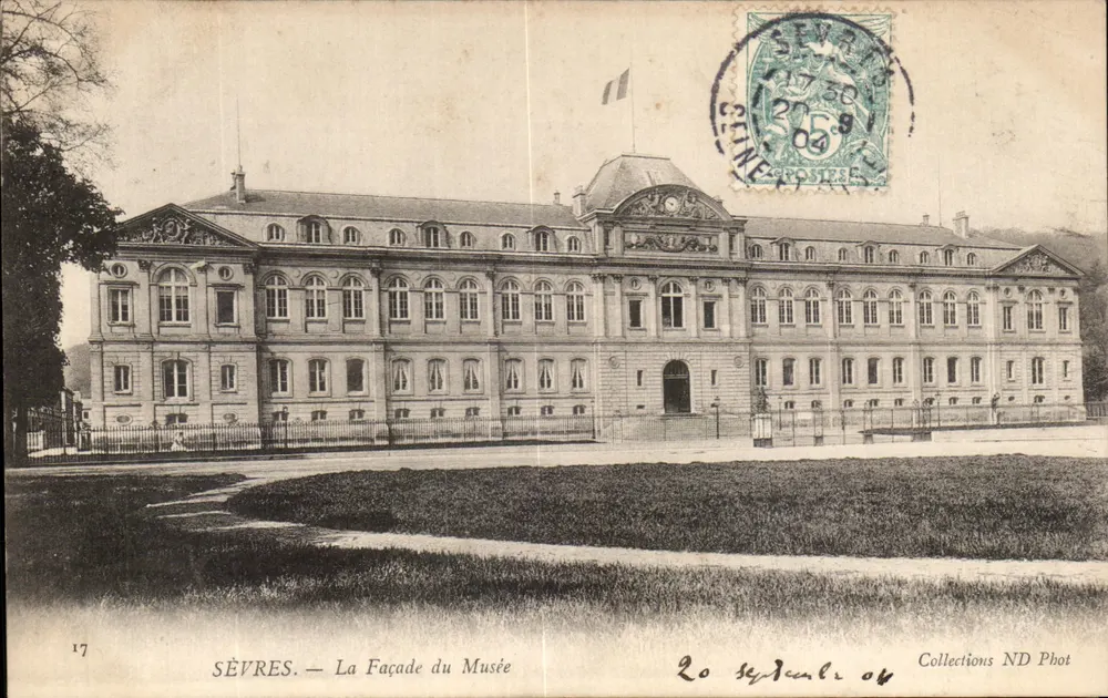 SÈVRES — A Facha do Museu — Coleções ND Phot - Frente