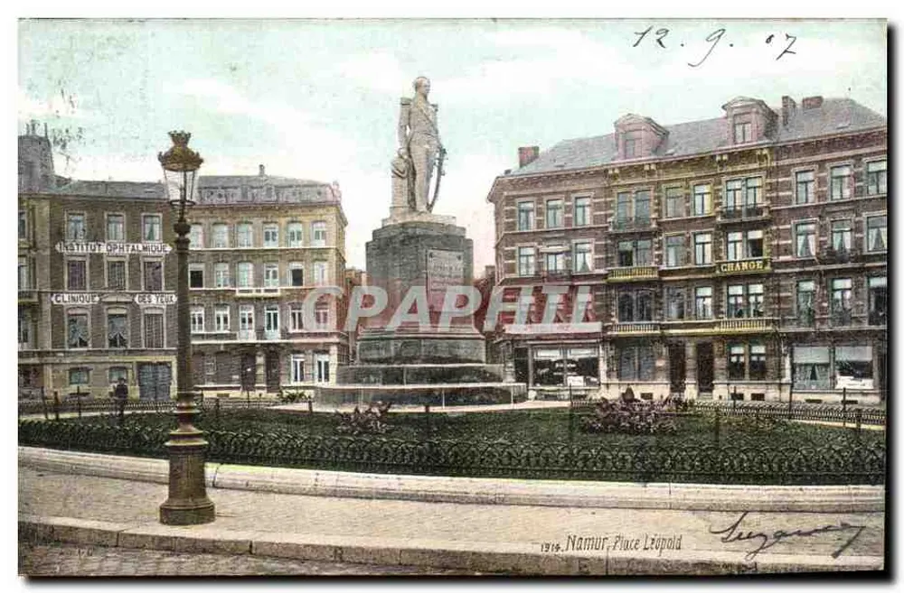 Namur, Place Léopold — estátua monumental no centro de uma praça cercada por edifícios comerciais — editor Sugnay, n° 1919 - Frente
